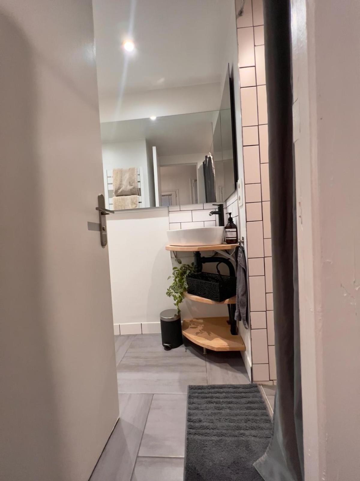 Escale Cosy A Pontoise Jacuzzi Et Terrasse Apartment ภายนอก รูปภาพ